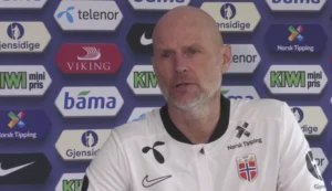 ståle solbakken som holder pressekonferanse