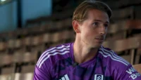 bilde av sander berge iført fulham treningstøy
