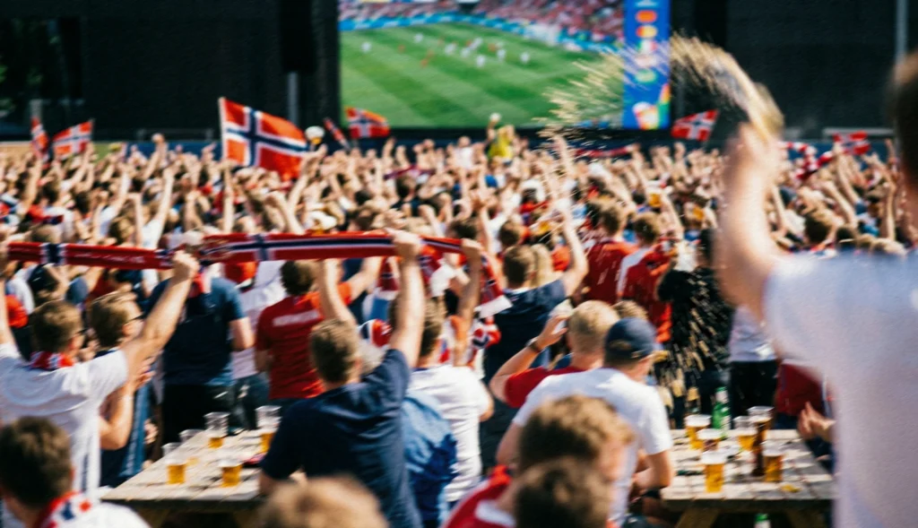 Bilde av euforisk feiring av supportere som ser Norge i fotball-VM
