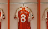 Bilde av Ødegaard-drakt i Arsenal-garderoben