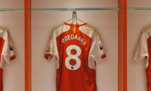 Bilde av Ødegaard-drakt i Arsenal-garderoben