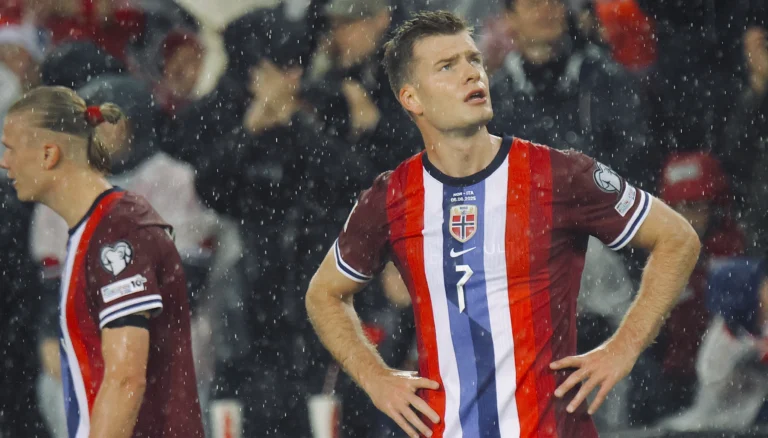 Bilde av Alexander Sørloth og Erling Haaland i bakgrunnen