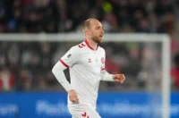 Eriksen falt om i Danmark-kamp